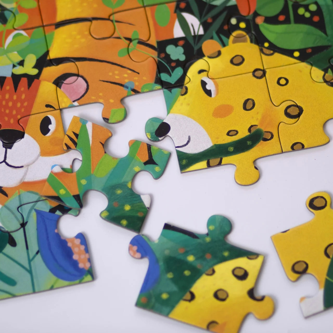 Puzzle fosforescent Mimorello - Junglă, 120 piese, cu carte de colorat